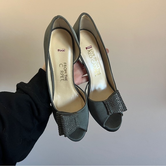E Live From the Red Carpet Gray Jewel Bow Heels – Size 8 Elegant Pumps - Picture 1 of 9
